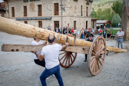 Como cada 1 de mayo, la localidad pinariega cumple con su tradición.