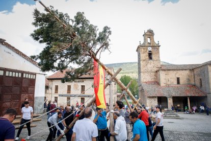 Como cada 1 de mayo, la localidad pinariega cumple con su tradición.