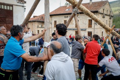 Como cada 1 de mayo, la localidad pinariega cumple con su tradición.