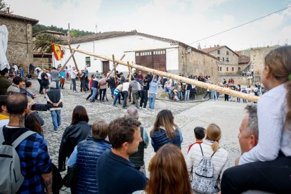 Como cada 1 de mayo, la localidad pinariega cumple con su tradición.