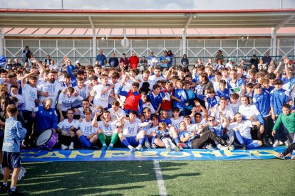 El club celebra su primer ascenso a Tercera Federación.