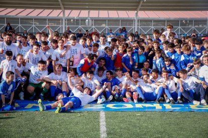 El club celebra su primer ascenso a Tercera Federación.