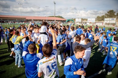 El club celebra su primer ascenso a Tercera Federación.