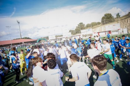 El club celebra su primer ascenso a Tercera Federación.