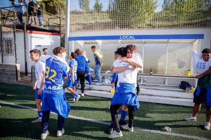 El club celebra su primer ascenso a Tercera Federación.