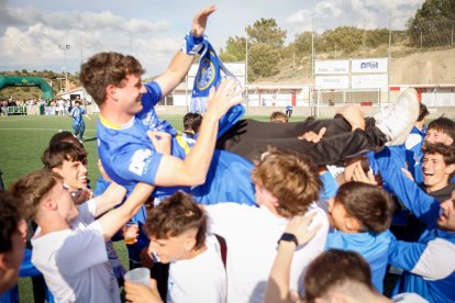 El club celebra su primer ascenso a Tercera Federación.
