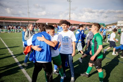 El club celebra su primer ascenso a Tercera Federación.