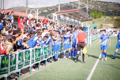 El club celebra su primer ascenso a Tercera Federación.