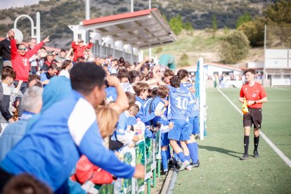 El club celebra su primer ascenso a Tercera Federación.