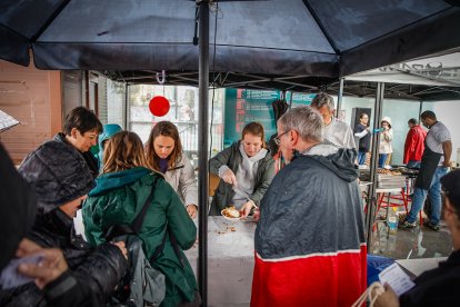 Han logrado vender las 500 raciones de sus migas solidarias, alcanzando el objetivo de recaudación.