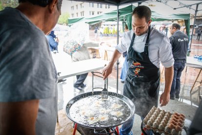 Han logrado vender las 500 raciones de sus migas solidarias, alcanzando el objetivo de recaudación.