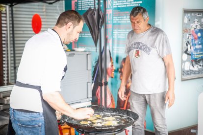 Han logrado vender las 500 raciones de sus migas solidarias, alcanzando el objetivo de recaudación.