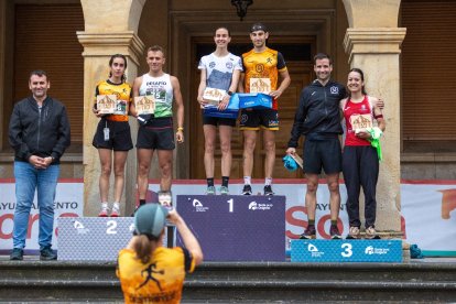 Podio con los mejores clasificados masculinos y femeninos.