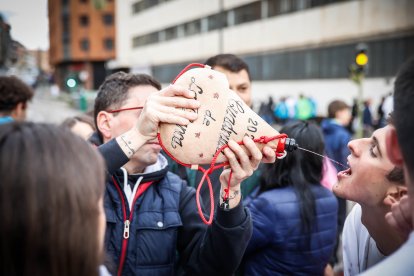 Los sorianos celebran el Catapán en los locales de cuadrilla.
