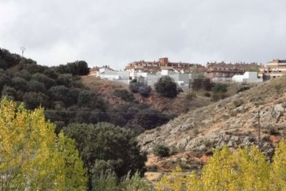 Figura 1. Las construcciones del Cerro (en blanco) no sobrepasan la línea de las existentes ya en Soria.