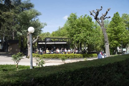En la Alameda de Cervantes la vida fluye con elegancia