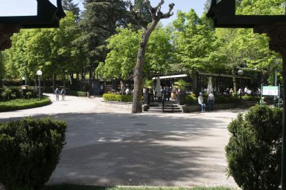 En la Alameda de Cervantes la vida fluye con elegancia