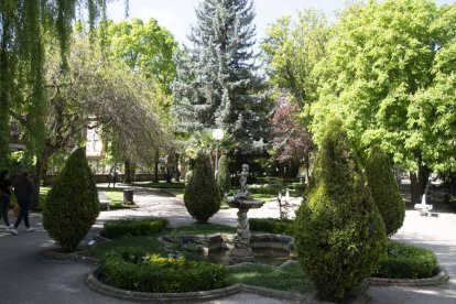 En la Alameda de Cervantes la vida fluye con elegancia
