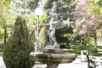 En la Alameda de Cervantes la vida fluye con elegancia