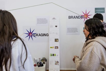 Una muestra que ha cobrado vida gracias al esfuerzo, dedicación y creatividad del alumnado de tercero de Grado de Diseño Gráfico