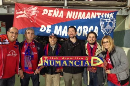 Integrantes de la Peña Numantina de Mallorca con seguidores rojillos de otras peñas.
