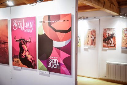 La exposición ‘San Juan Arte’ recoge los carteles sanjuaneros desde 1959 hasta 2026 con la excepción de 1960