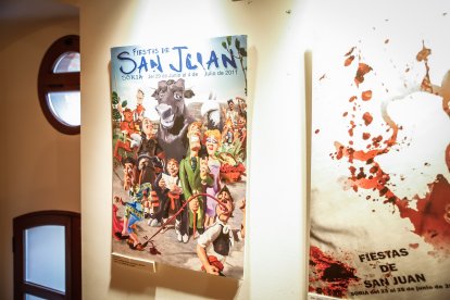 La exposición ‘San Juan Arte’ recoge los carteles sanjuaneros desde 1959 hasta 2026 con la excepción de 1960