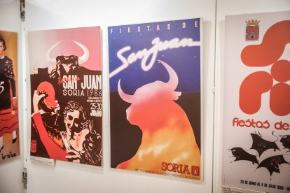 La exposición ‘San Juan Arte’ recoge los carteles sanjuaneros desde 1959 hasta 2026 con la excepción de 1960