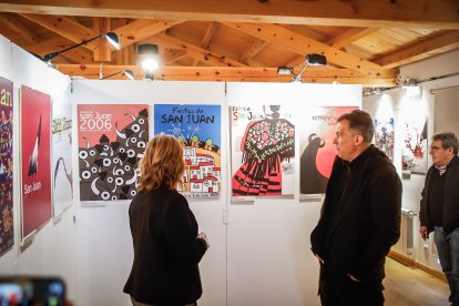La exposición ‘San Juan Arte’ recoge los carteles sanjuaneros desde 1959 hasta 2026 con la excepción de 1960