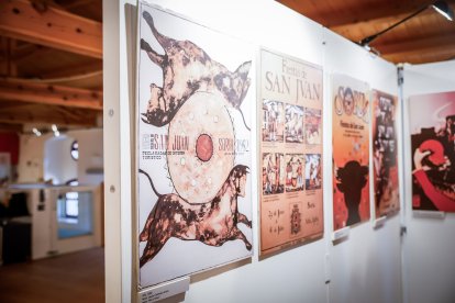 La exposición ‘San Juan Arte’ recoge los carteles sanjuaneros desde 1959 hasta 2026 con la excepción de 1960