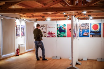 La exposición ‘San Juan Arte’ recoge los carteles sanjuaneros desde 1959 hasta 2026 con la excepción de 1960