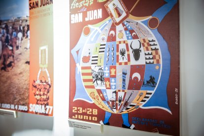 La exposición ‘San Juan Arte’ recoge los carteles sanjuaneros desde 1959 hasta 2026 con la excepción de 1960