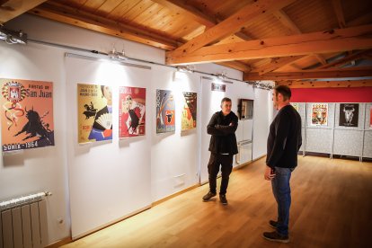La exposición ‘San Juan Arte’ recoge los carteles sanjuaneros desde 1959 hasta 2026 con la excepción de 1960