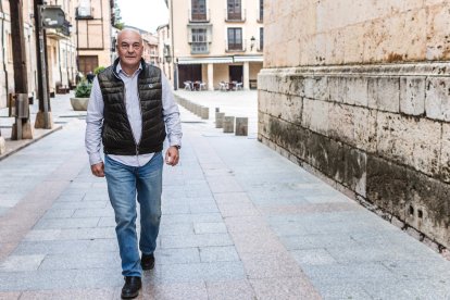 José Ramón Esteban creador de la red social Recorriendo Soria fotografiao en El Burgo de Osma