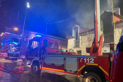 Labores de extinción del incendio en una vivienda de La Hinojosa.