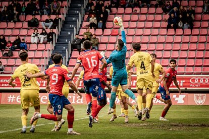 El Numancia tendrá que luchar la vuelta sin el apoyo de las gradas