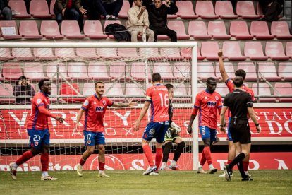 El Numancia tendrá que luchar la vuelta sin el apoyo de las gradas