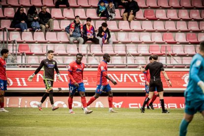 El Numancia tendrá que luchar la vuelta sin el apoyo de las gradas