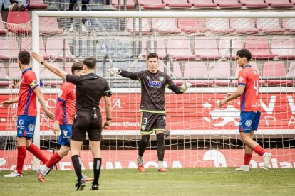 El Numancia tendrá que luchar la vuelta sin el apoyo de las gradas