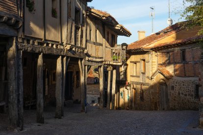 Las calles empedradas y la arquitectura medieval de Calatañazor convirtieron al pueblo soriano en uno de los escenarios elegidos por Orson Welles para rodar Campanadas a medianoche.