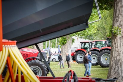 Maquinaria agrícola en la feria.