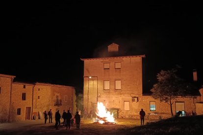 La localidad soriana de Valdanzo celebró este jueves su tradicional luminaria.