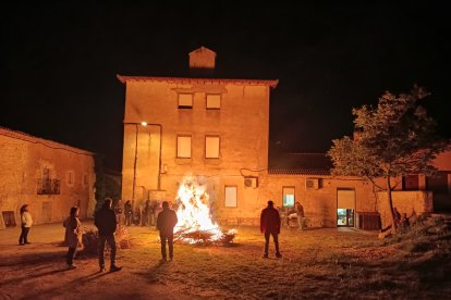 La localidad soriana de Valdanzo celebró este jueves su tradicional luminaria.