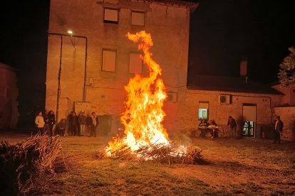 La localidad soriana de Valdanzo celebró este jueves su tradicional luminaria.