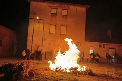 La localidad soriana de Valdanzo celebró este jueves su tradicional luminaria.