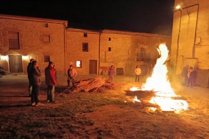 La localidad soriana de Valdanzo celebró este jueves su tradicional luminaria.