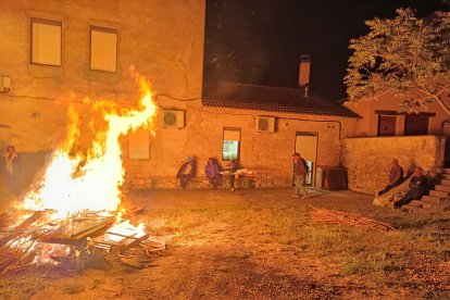 La localidad soriana de Valdanzo celebró este jueves su tradicional luminaria.