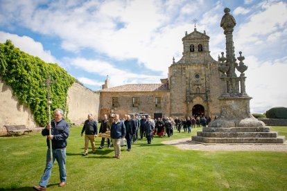 Procesión, bendición de campos, misa y subasta por San Isidro en Soria.