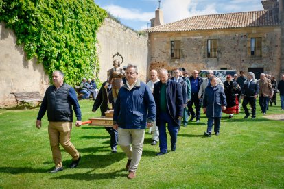 Procesión, bendición de campos, misa y subasta por San Isidro en Soria.