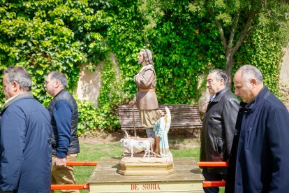 Procesión, bendición de campos, misa y subasta por San Isidro en Soria.